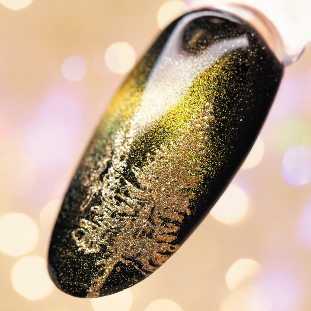 Новогодний дизайн ногтей с золотой кошкой Irisk