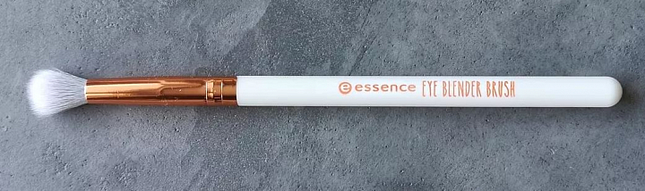 Essence, eye blender brush - кисть косметическая для растушевки теней