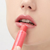 Essence, fruit kiss caring lip balm - бальзам для губ (клубника т.03)