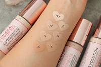 Makeup Revolution, Conceal & Hydrate - тональная основа (F1)