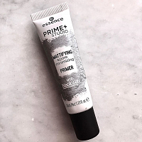 Essence, prime studio mattifying pore minimizing primer with black clay - праймер матирующий, 30 мл